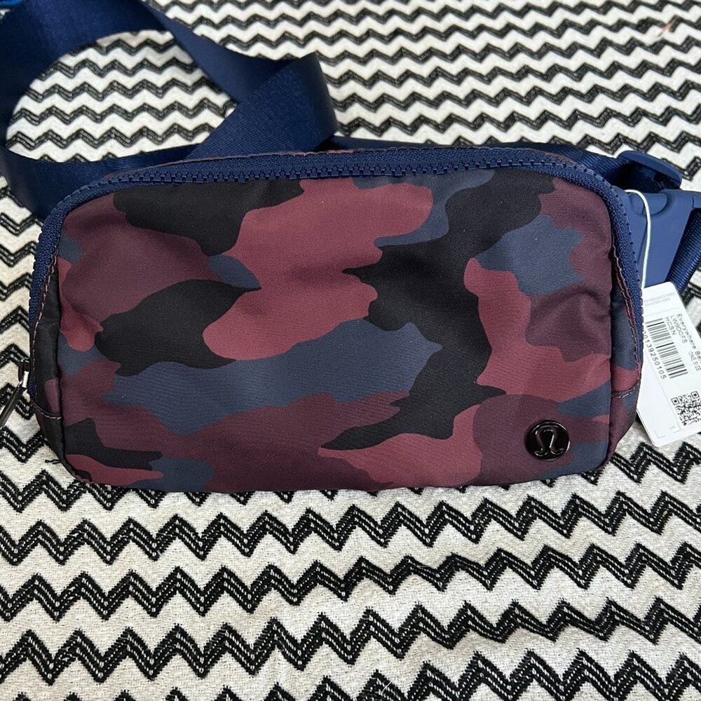 NWT Heritage 365 Camo Smoky Red Night Sea Multi lululemon Everywhere Belt Bag - Picture 1 of 12